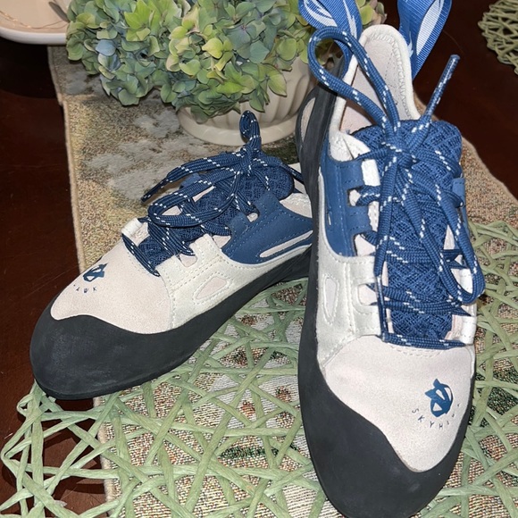 Skyhawk Climbing Shoe - Women's Blue and White Woman’s sz 7.5 EUC - Picture 1 of 17